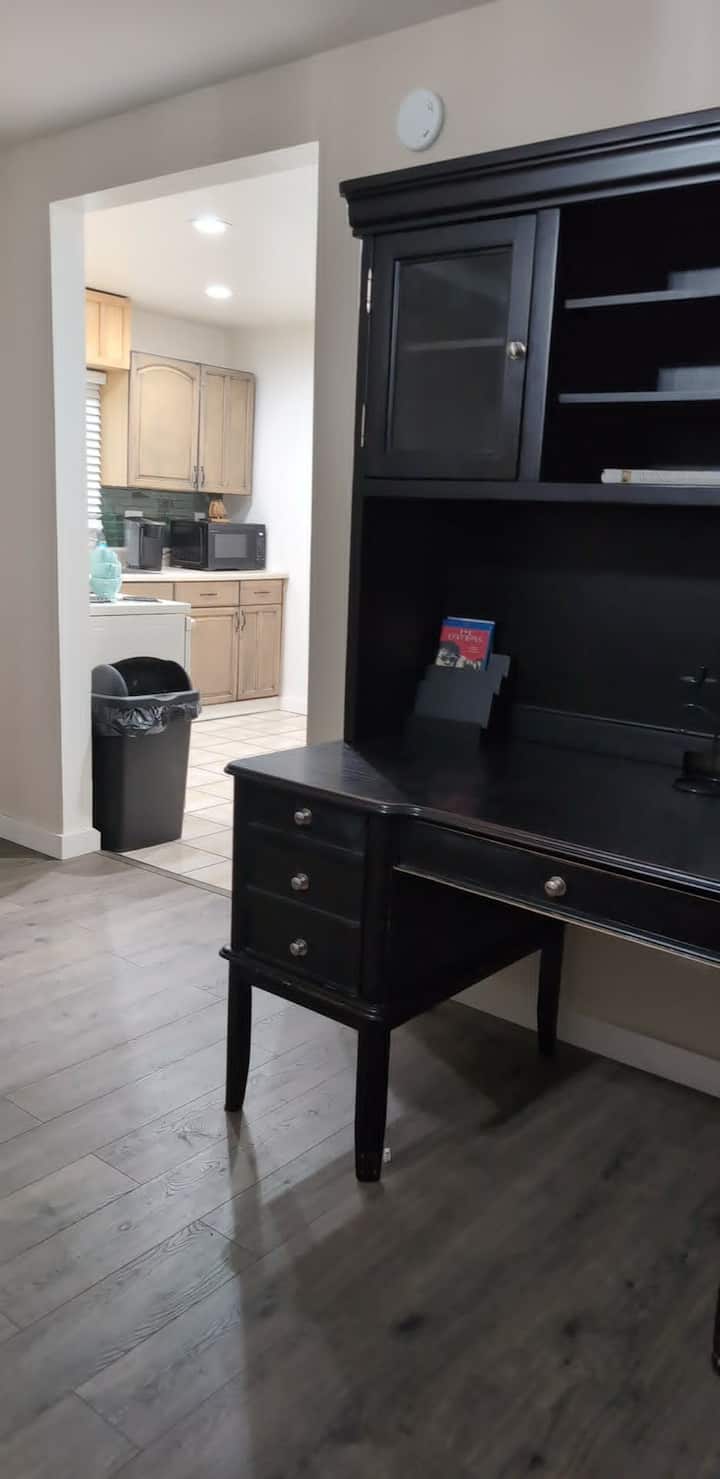Cozy 1br Near Arrowhead & Downtown Kc • Sleeps 4 - Independence, MO
