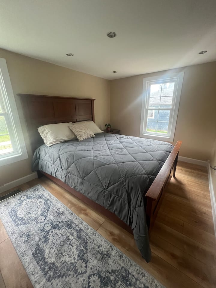 Პირველ სართულზე ბრტყელეკრანიანი ტელევიზორით