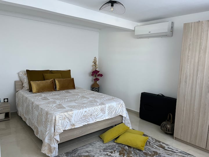 Suite La habitación del amor
Ropa de cama cómoda, con aire acondicionado, cuidadosamente decorada, su luz preserva la tranquilidad y la armonía del lugar