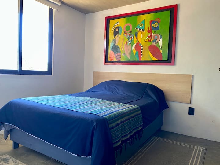 Con su cama matrimonial y ambiente acogedor, esta recámara es el espacio ideal para parejas o quienes buscan un refugio tranquilo. La decoración y el diseño crean un ambiente perfecto para descansar y desconectar.