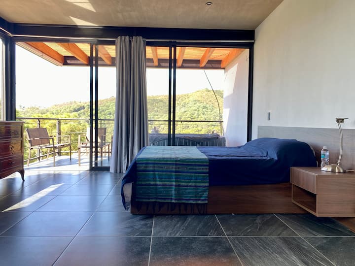 La segunda recámara cuenta con una cama king size y acceso a una terraza privada con una vista impresionante al bosque. Un lugar perfecto para relajarse y disfrutar del contacto directo con la naturaleza para disfrutar del amanecer y atardecer.