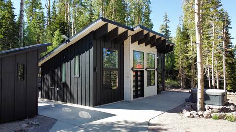 Chalet Black
3 queen beds with private hot tub!