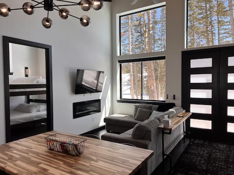 Top performing Airbnb: Chalet Black 3 queen beds with private hot tub! in Brian Head