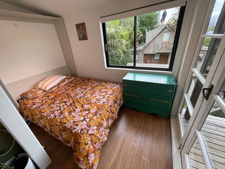 折りたたみ式ベッド、クイーンサイズベッド
お部屋には納屋式のドアがあるので、プライバシーを提供しています 