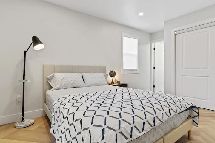 Floor lamp with USB charging station