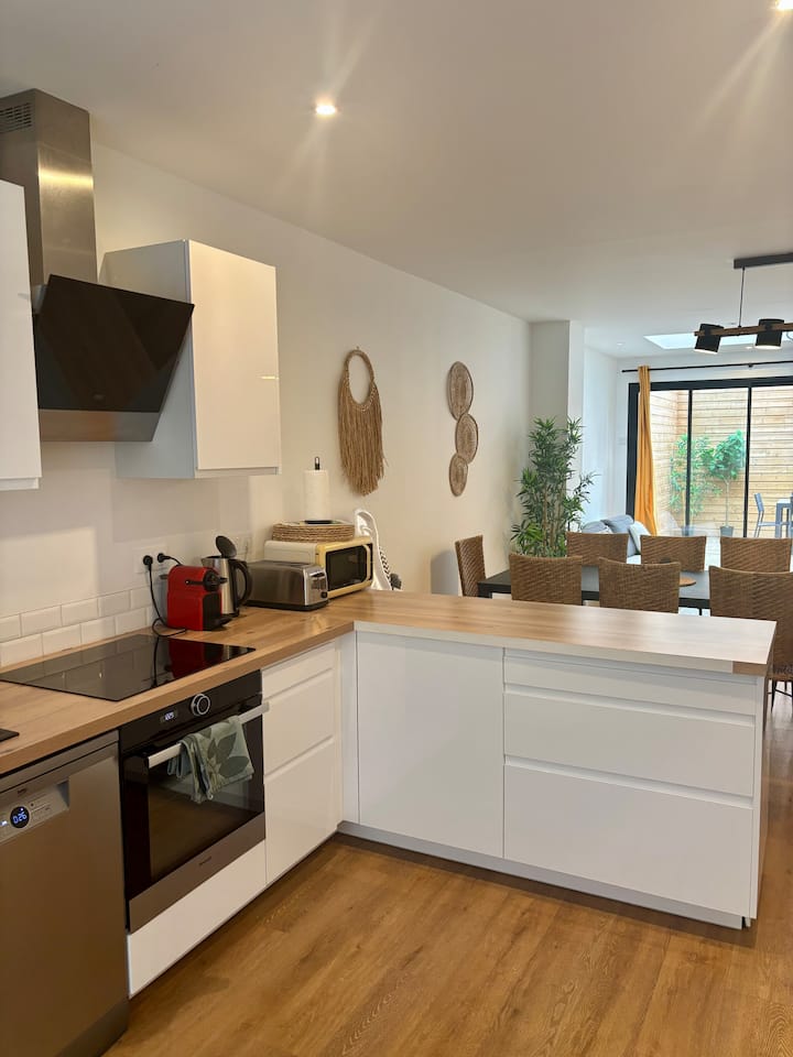 Bright 3 bedroom house with terrace