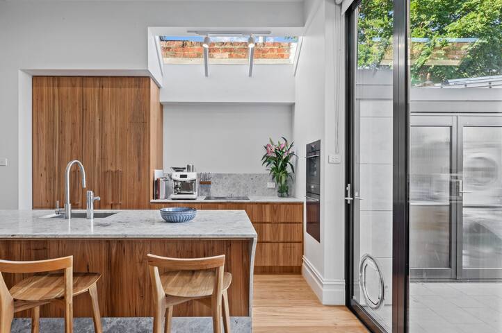 Inner city home in Abbotsford gallery image 2