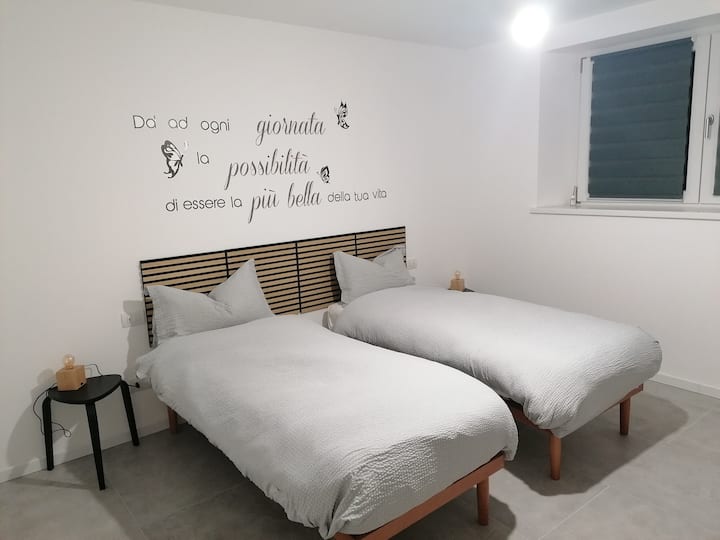 Dhomë gjumi me dy krevate tek që mund të kthehen në dopio 