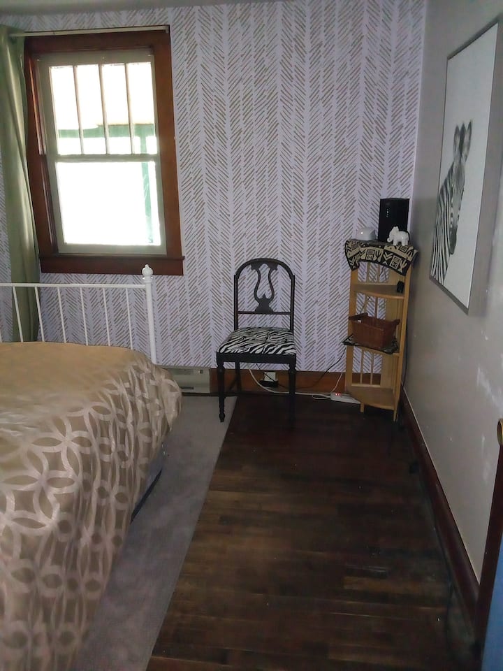 เตียงเต็มรูปแบบ - หน้าต่างไปยังระเบียงและด้านนอก โมเด็มอินเทอร์เน็ตตั้งอยู่ที่นี่ (ใจกลางบ้าน) พัดลม 