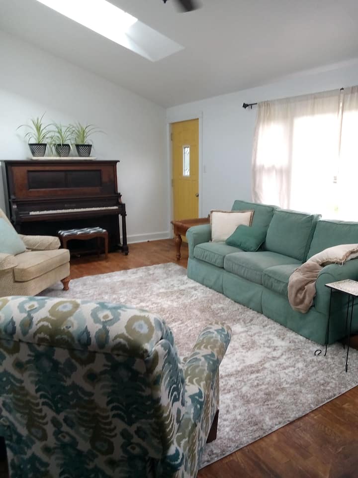 ช่องแสง 2 ช่องอาบน้ำในพื้นที่นั่งเล่น/รับประทานอาหาร/ครัวด้วยแสงธรรมชาติในขณะที่เครื่องปรับอากาศขนาดเล็กแบบใหม่ช่วยให้ทุกอย่างเย็นสบาย อินเทอร์เน็ตความเร็วสูงและทีวี Roku เพื่อผ่อนคลายและดูช่องโปรดของคุณ