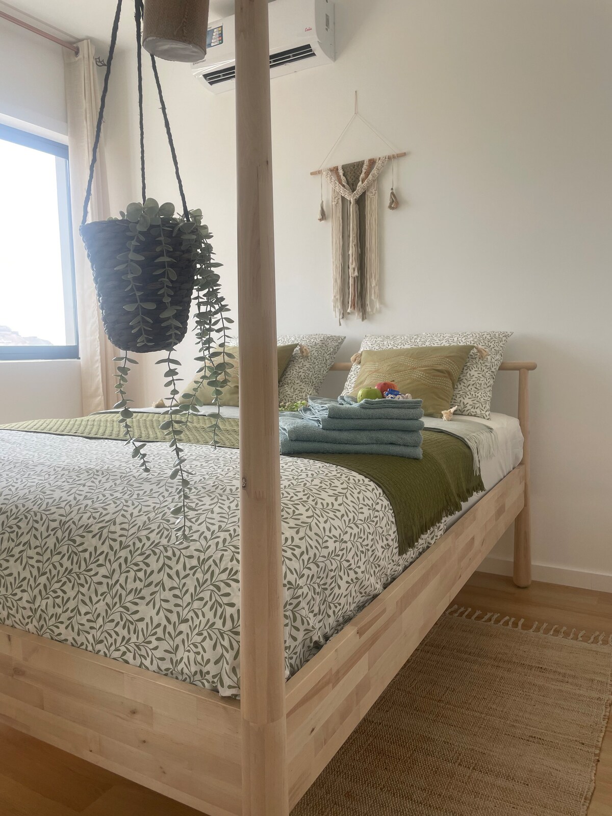 חדר זוגי מרווח עם מיזוג אוויר ומאוורר. מקום אחסון/ארונות שבהם תוכלו להשאיר את הבגדים תלויים/שוכבים. חלון שיכול להיפתח עם נוף. 
בחדר שלכם תקבלו מגבות/מטליות רחצה סטנדרטיות, פירות וגלויות עם הגעתכם.
