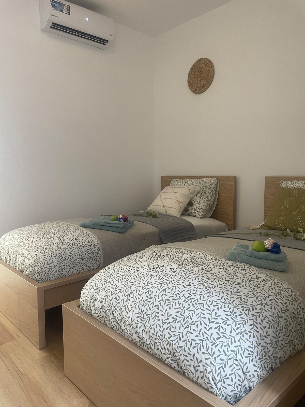 2 * מיטות יחיד עם מזרן עבה במיוחד עם מתלים וטפרים. חדר עם מיזוג אוויר ומאוורר. בחדר יש גם חלון לכל אוויר צח. אחסון וארונות מרווחים 