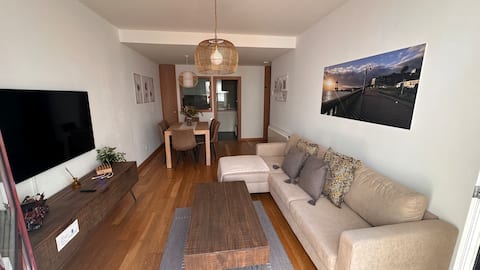 Anuncio de Airbnb popular: Downtown, 1 minute from Riazor Beach en A Coruña