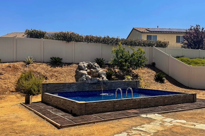 Pool & Yard: Luxe Beaumont Getaway!