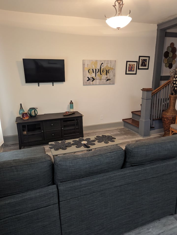 Vous pouvez regarder la télévision en utilisant Apple AirPlay, Chromecast, ou en vous connectant à votre ou vos profils de streaming (assurez-vous de vous déconnecter avant de partir).  Notez que nous ne fournissons pas de télévision par câble traditionnelle. 