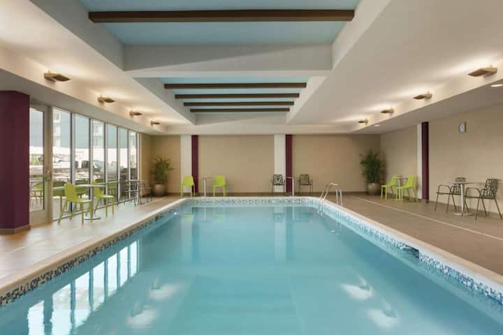 Relax And Recharge! 4 Classy Units, Onsite Pool! - Lancaster, NY