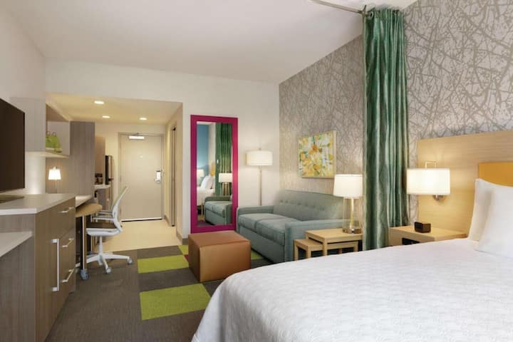 Stylish Respite! Free Breakfast, Onsite Pool! - Lancaster, NY