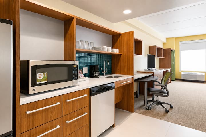Unwind In Style And Comfort! Pool, Free Breakfast! - Albany, NY