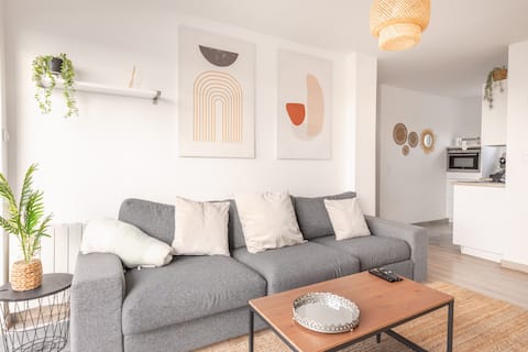 The Apartment: Netflix parking-Paris-Orly