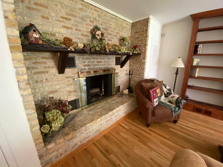Pistakee Bay Coach House - McHenry, IL
