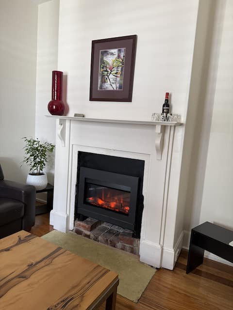 Successful Airbnb property: Stone Cottage 1848 heritage workers cottage in Battery Point