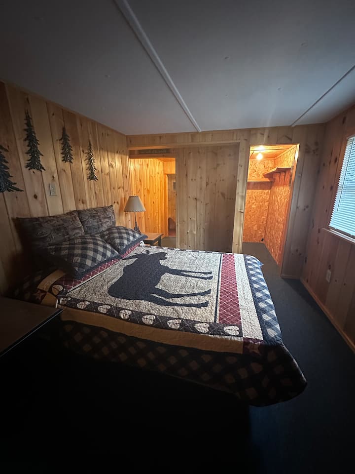 غرفة نوم رئيسية تضم سرير كوين