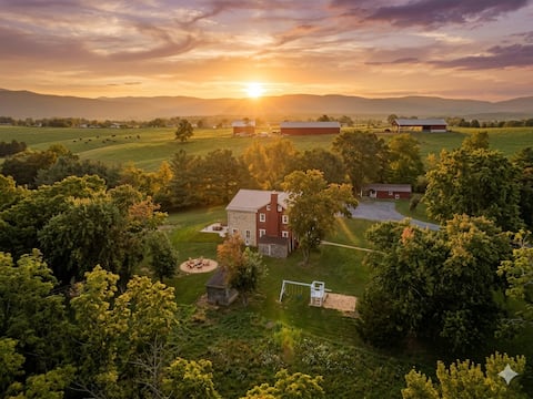 9 Acres + Hot Tub + GameRm | Family Retreat | Dogs
