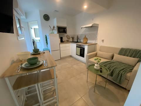 Popular Airbnb listing: Super Comfortable Cosy Apartment, Highway in Chalon Sur Saône