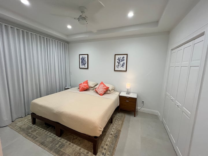 Spálňa 3, manželská posteľ King, 
ktorú možno premeniť na dve dvojčatá, šatník so zabudovanými prvkami na uloženie oblečenia, 43-palcový televízor, klimatizácia, stropný ventilátor, posuvnú terasu s výhľadom na bazén a kúpeľňu s toaletou.