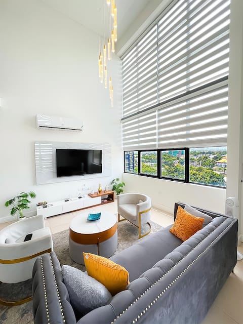 Luxury 3BR Penthouse w/Pool • Kingston View