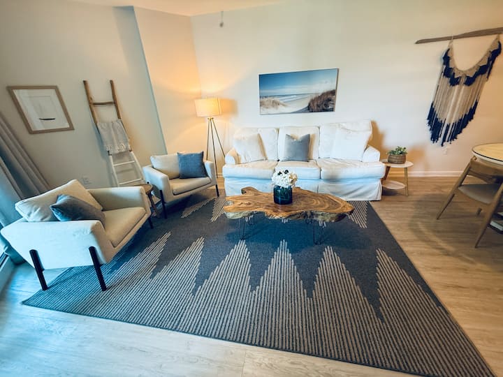 Short Walk 2 Beach Condo. Resort Pool & Restaurant - Destin, FL