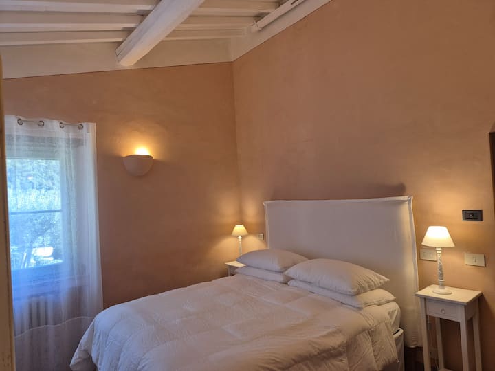 ห้องนอนเตียงใหญ่ชั้นสอง