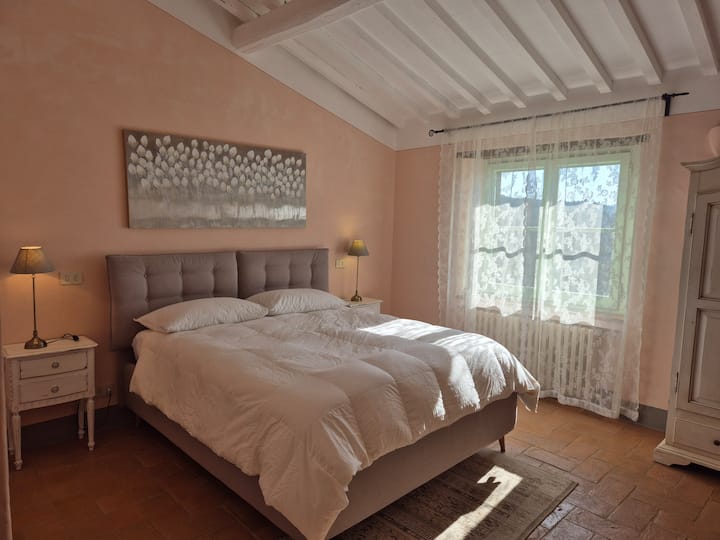 ห้องนอนพร้อมเตียงคู่ตั้งอยู่ที่ชั้น 1 มองเห็นวิวหุบเขา