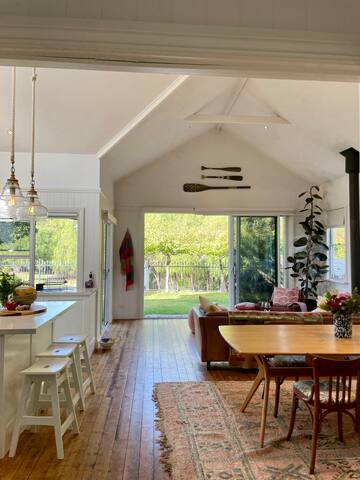 Paradise on the Park- a peaceful, green retreat. gallery image 4