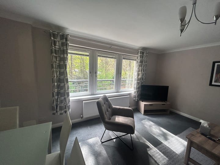 2 Bedroom Town Centre Flat - Free Private Parking - Falkirk