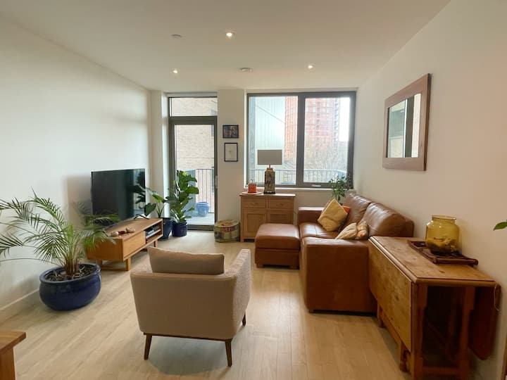 Всекидневната е светла и просторна, със самостоятелен балкон. Диванът се разгъва в пълно двойно легло, на което двама възрастни могат удобно да спят.