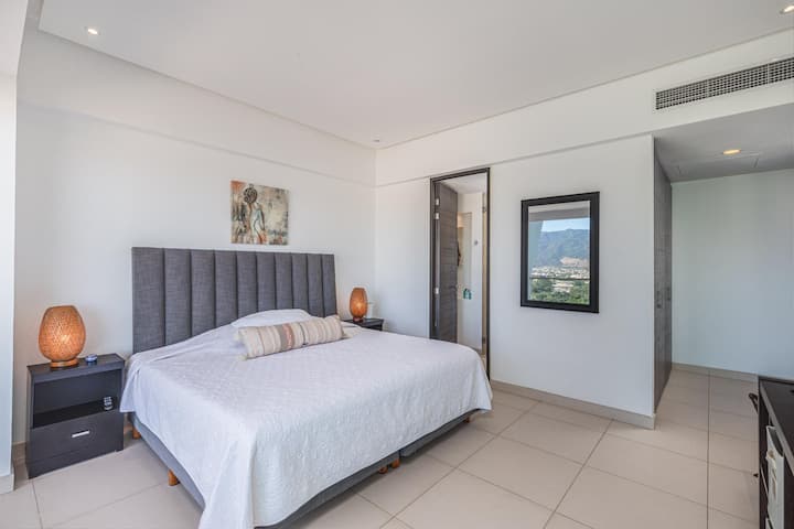 Стая с легло KS и самостоятелна баня и тоалетна, с балкон с изглед към планината