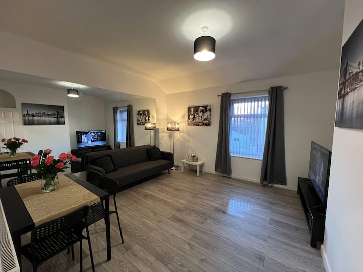 1-bed Apartment Near Town Centre |Private Parking - Warrington