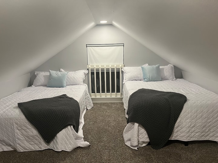 Допълнително място за почивка - две пълноразмерни легла на горния етаж 