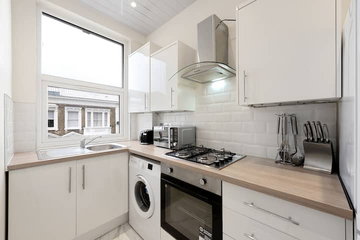 Bright West Kensington Studio | 5 Mins Tube - London