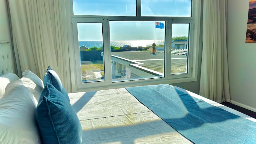 Beachfront 4BR, Unimpeded Bay Views, Hamptons Home