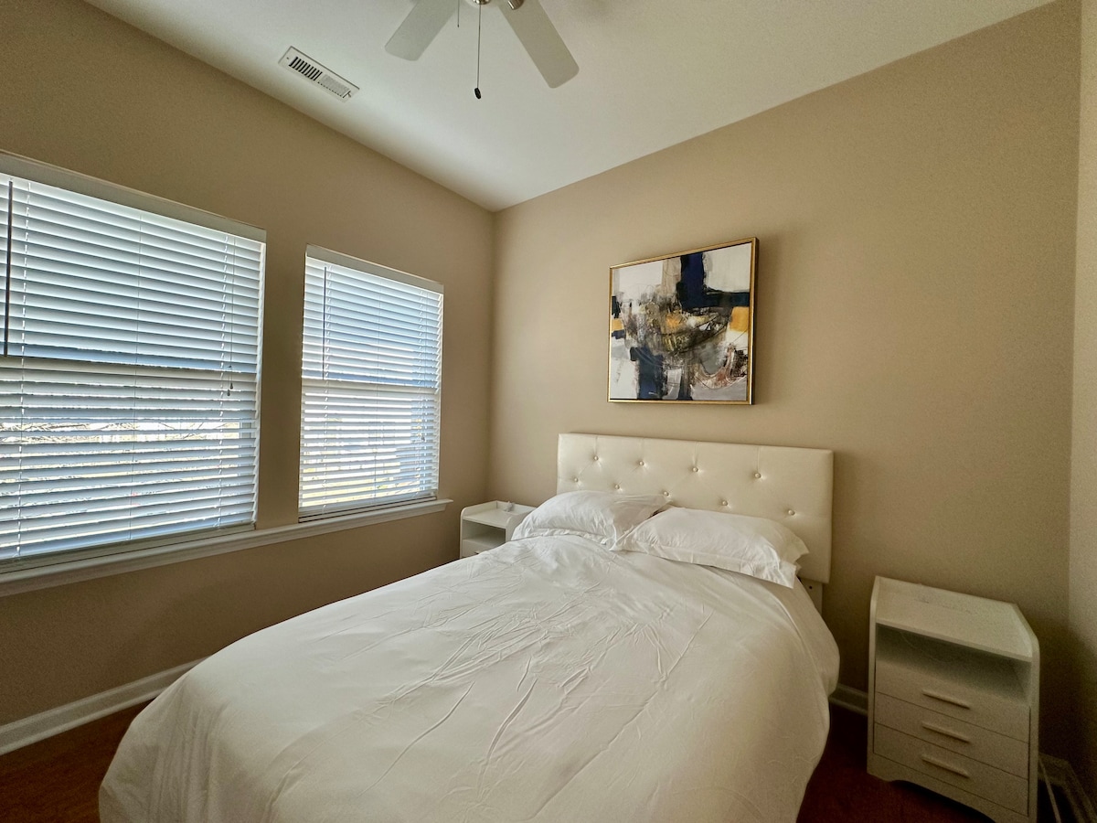 مرحبًا بك في ملاذ مريح في غرفة نوم الضيوف - ملاذ للهدوء مزين بسرير مريح وإضاءة محيطة وديكور مدروس. استمتع بالضيافة حيث تلتقي الراحة بالأناقة لإقامة سعيدة. 