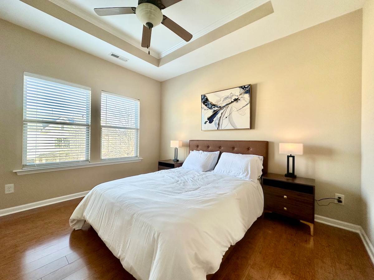 يمكنك العودة إلى غرفة النوم الرئيسية، والاستحمام بالضوء الطبيعي، والتي تتميز بسرير مريح فاخر، وطاولات جانبية، ومصابيح تعمل باللمس، وخزانة كبيرة، وحمام داخلي كامل.