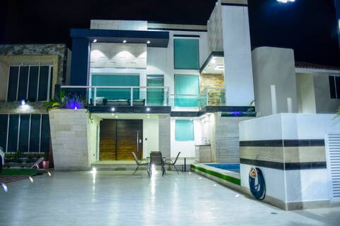 Exclusive, spacious Villa Palafito