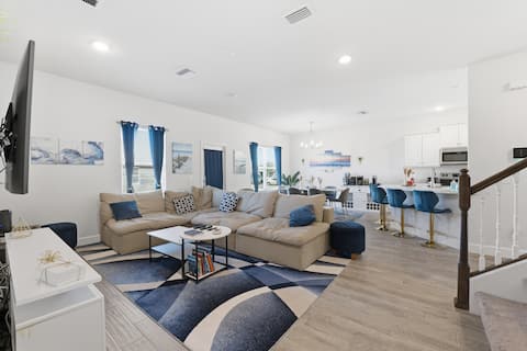 Spacious & Private Hudson Retreat by SunWest Park!