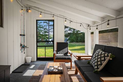 Lakefront Cottage w/ Screen Porch & Private Pier!