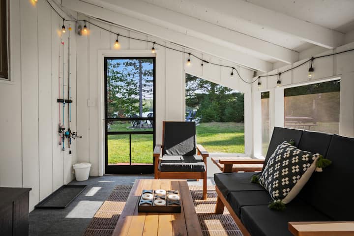 Lakefront Cottage w/ Screen Porch & Private Pier!