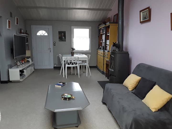 salón s rozkladacou pohovkou a veľkou obrazovkou 