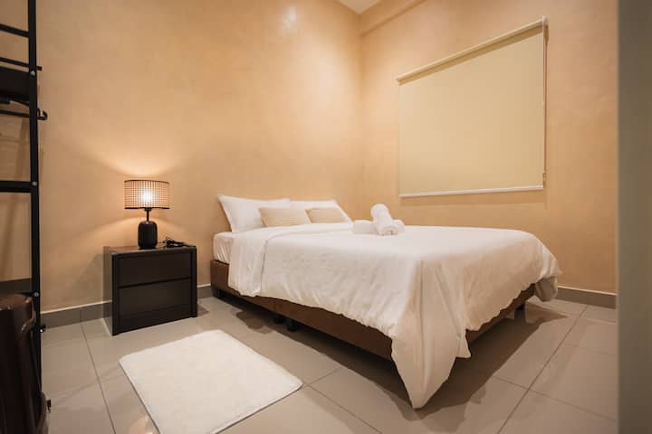 ห้องนอนที่ 2 พร้อมเครื่องปรับอากาศ ห้องน้ำส่วนกลางตั้งอยู่ติดกัน มีผ้าเช็ดตัวให้ 2 ผืน