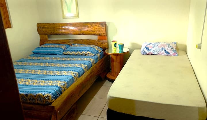 Chambre avec 1 (UN) lit double, 1 (UN) lit simple, télévision, Wi-Fi, ventilateur, prises de courant, fenêtre avec une excellente ventilation.

Tout pour votre confort !

REMARQUE : LA CHAMBRE 2 N'A PAS DE PORTE.